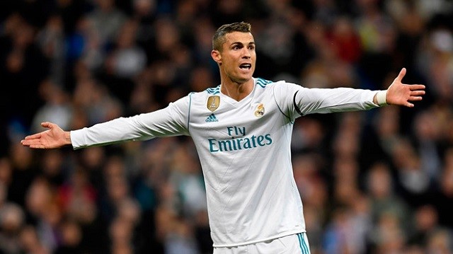 Cristiano Ronaldo trong màu áo Real