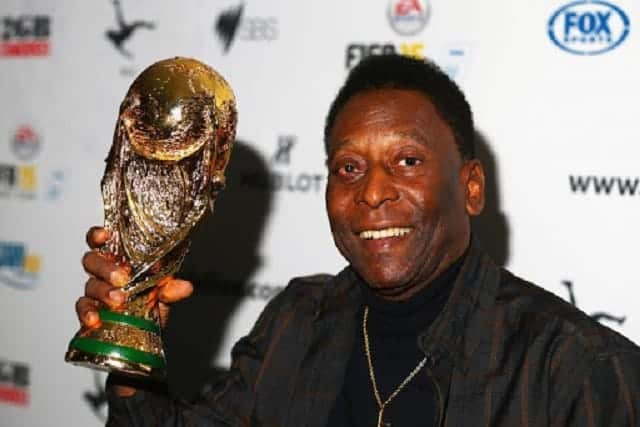 Vua bóng đá - Pele cùng với chiếc cúp vô địch World Cup